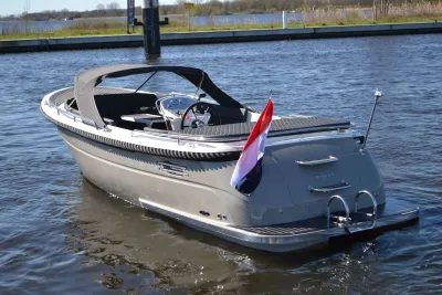 kleine tender boot in het water