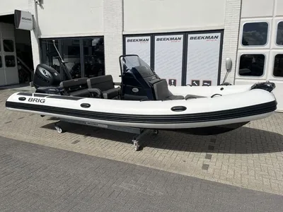 RIB-boot buiten bij showroom