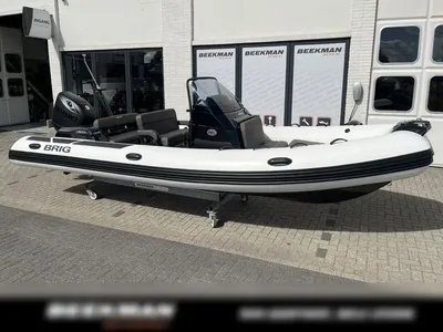 RIB rubberboot buiten bij showroom