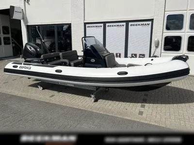 opblaasbare rib op parkeerplaats