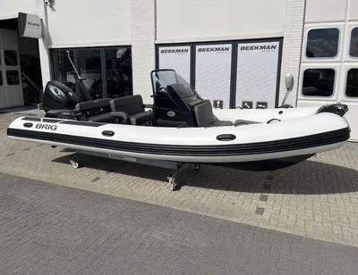 RIB-boot buiten bij showroom
