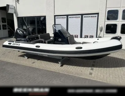RIB op kade voor showroom