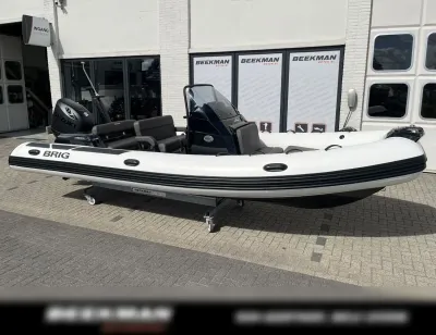 RIB rubberboot buiten bij showroom