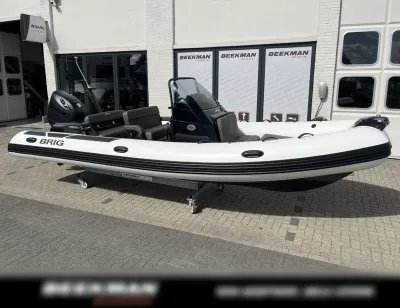 opblaasbare rib op parkeerplaats