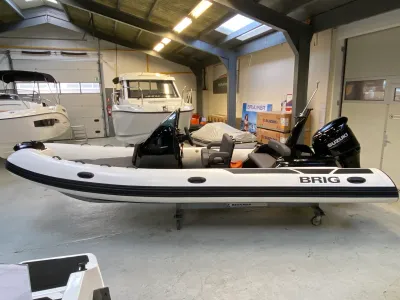RIB in binnenshowroom met andere boten