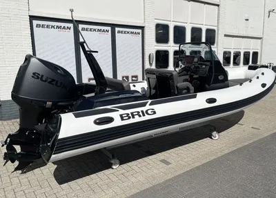 RIB-boot op trailer bij bedrijfsgebouw