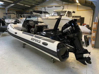RIB-boot in binnenshowroom met buitenboordmotor