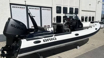 RIB boot buiten bij gebouw