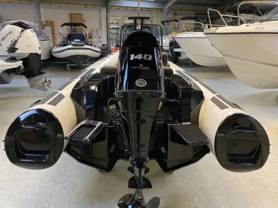 achteraanzicht van een RIB in showroom