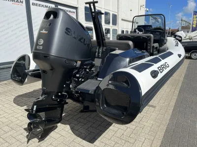 RIB-boot achterzijde met buitenboordmotor
