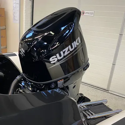 achterzijde van boot met buitenboordmotor