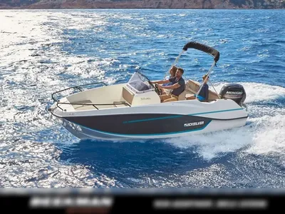 motorboot op zee met opvarenden