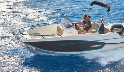motorboot met opvarenden op open water