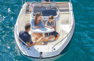 open motorboot met mensen aan boord