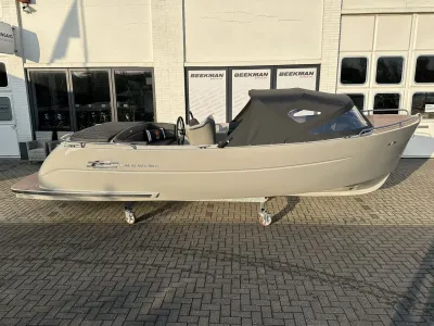 Tender bij showroomgevel