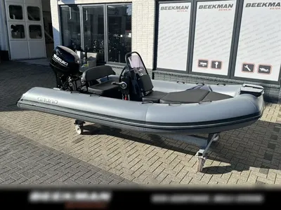 grijze rib-boot op trailer bij showroom