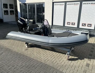 grijze rubberboot met console en buitenboordmotor