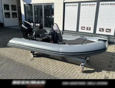 opblaasbare ribboot met console en motor