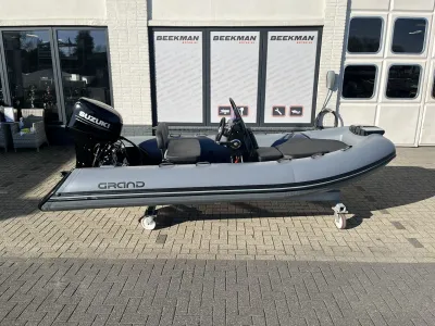 Opblaasbare ribboot voor een gebouw geparkeerd