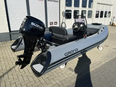 Opblaasbare RIB-boot buiten bij gebouw