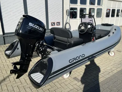 opblaasbare rib bij gebouw