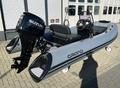 Opblaasbare rib met stuurconsole en buitenboordmotor
