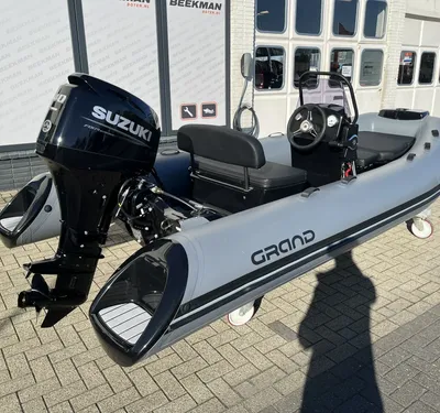 RIB-boot met buitenboordmotor