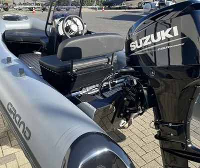 RIB-boot met buitenboordmotor