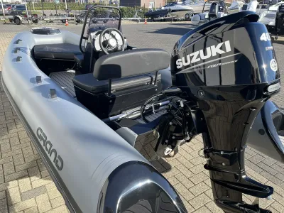 RIB met buitenboordmotor op buitenlocatie