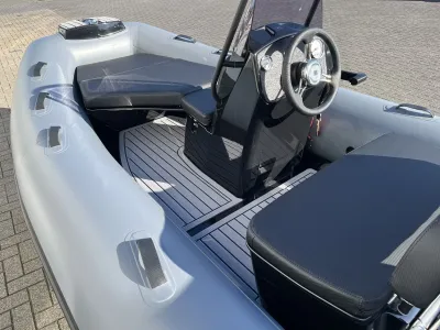 console en zitgedeelte van een RIB-boot