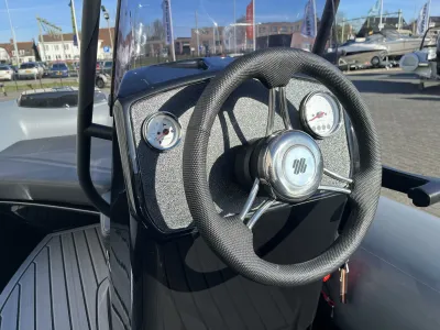 stuur en dashboard van een boot