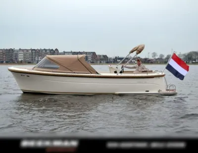 sloep op water met persoon aan boord