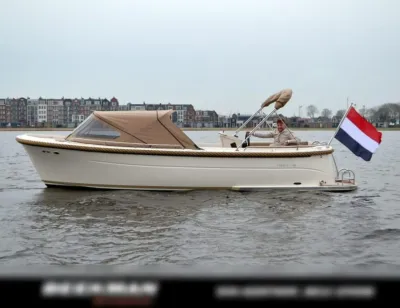 sloep op water bij kade