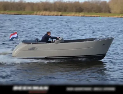 zijkant van een kleine tender op het water