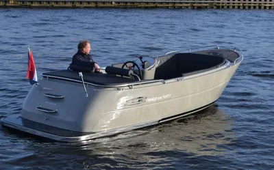 open boot op water met bestuurder