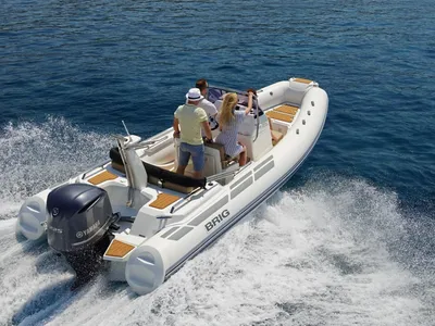 RIB met drie personen op open water
