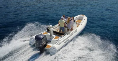 RIB met drie personen op open water