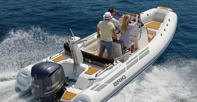 opblaasbare rib met passagiers op zee