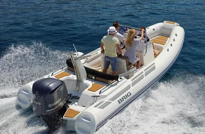 ribb-boot met passagiers op open water