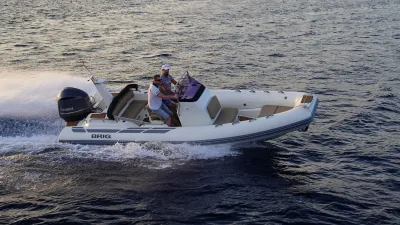 RIB met console en twee personen op zee