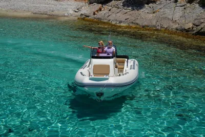 RIB met twee personen in helder turkoois water