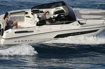 centerconsole boot op zee met twee personen