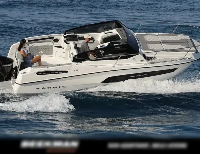 centerconsole boot op open water met passagiers