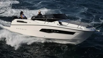 witte open boot op zee