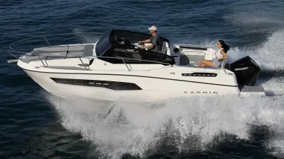 Boot op open water met twee personen