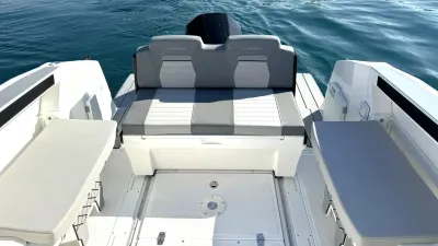 achterdek met zitbank en water op achtergrond