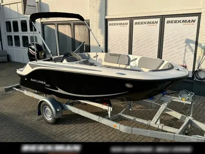 zwart-witte open boot op trailer bij gebouw