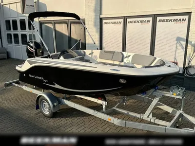 zwarte bowrider op trailer bij showroom