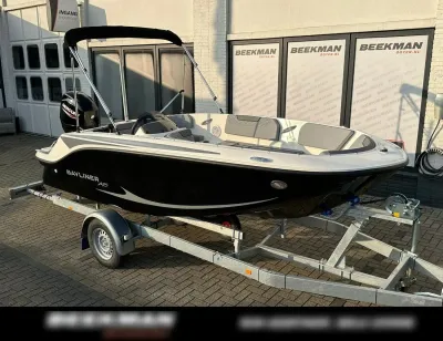 zwart-witte open boot op trailer bij gebouw