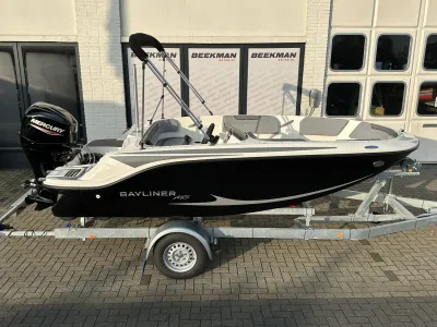 boot op trailer voor bedrijfsgebouw